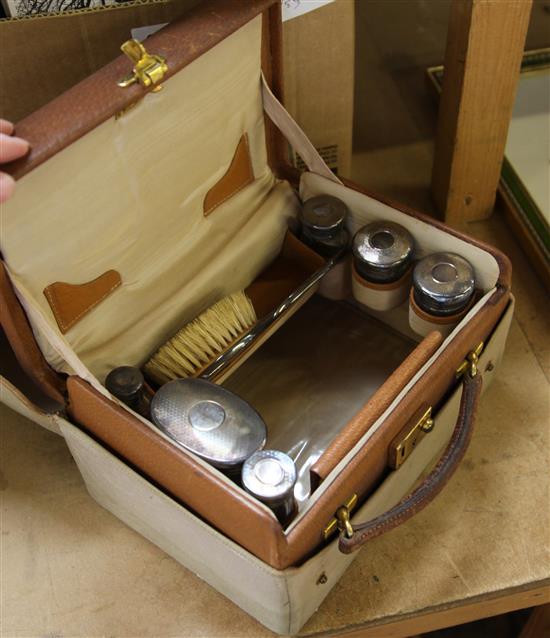 Travelling toilet set containing 7 silver mounted accoutrements